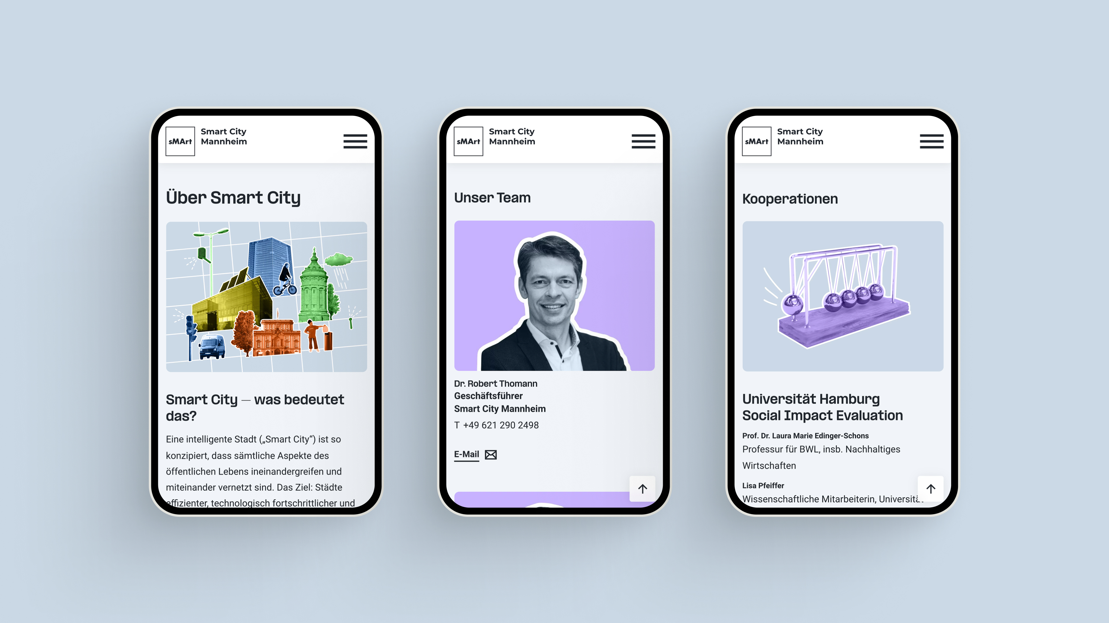 Drei Smartphone-Bildschirme zeigen eine Website über Smart City Mannheim: links eine Illustration mit Gebäuden und Text 'Über Smart City', Mitte ein Porträtfoto von Dr. Robert Thomsen mit Team-Info, rechts eine Grafik mit Newton-Wiege und Text zu Kooperationen mit der Universität Hamburg.